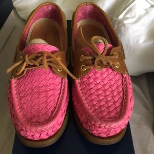 Women’s pink woven sperrys